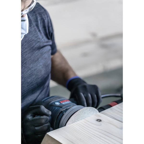 Ein Schwingschleifer schleift Holz