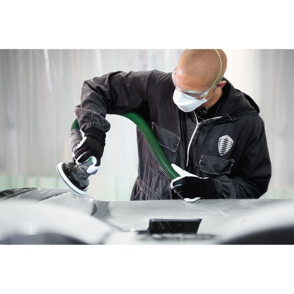 Handwerker schleift Oberfläche mit Exzenterschleifer und Staubabsaugung