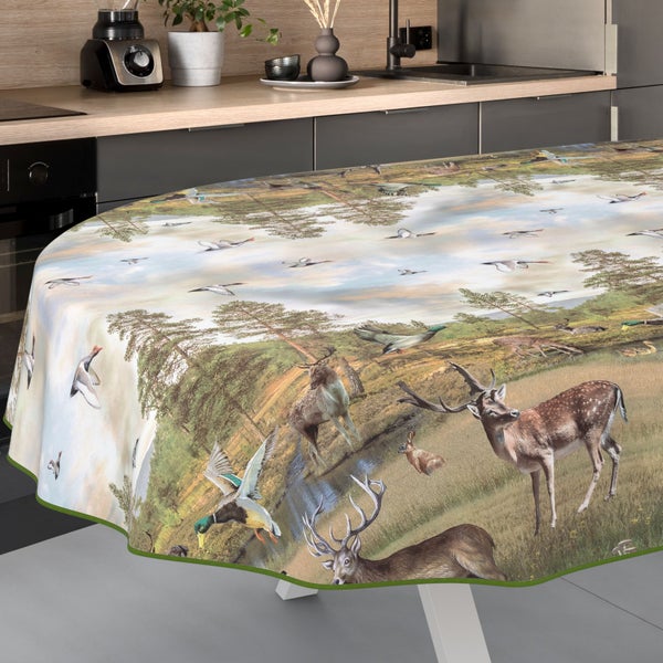 Tischdecke mit Waldtiermotiv auf einem Küchentisch