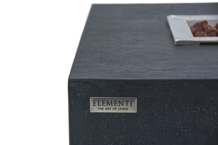 Nahaufnahme einer Elementi Feuerstelle aus Beton mit Elementi Logo und Lavasteinen im Brenner.