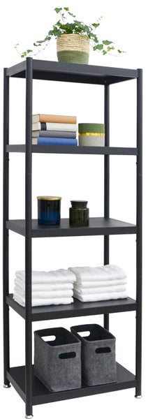 Schwarzes Metallregal mit fünf Ebenen, dekoriert mit Pflanzen, Büchern, weißen Handtüchern und grauen Filzkörben.