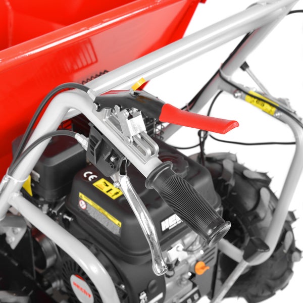 Detailansicht einer Motorschubkarre mit Bedienelementen am Lenker, Motor und Profilreifen.