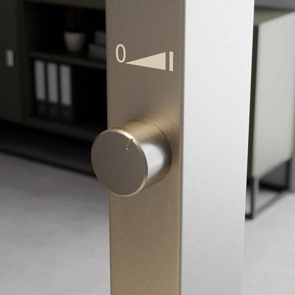 Drehregler zur Einstellung der Lichtintensität an einem Lampengestell aus Metall.