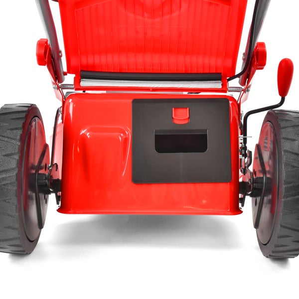 Rückansicht eines roten Rasenmähers mit schwarzen Rädern und Kunststoffgehäuse.