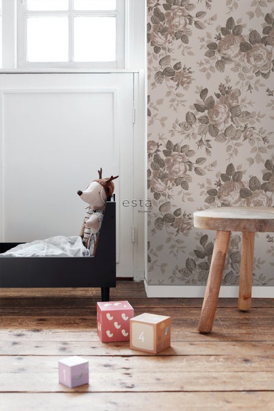 Kinderzimmer mit floraler Tapete, Bett und Spielzeugwürfeln