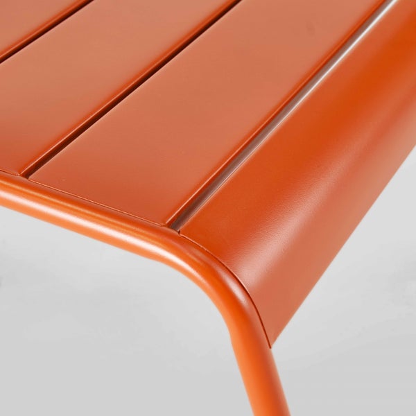 Detailansicht eines terrakottafarbenen Gartenstuhls aus pulverbeschichteten Metalllatten mit abgerundetem Rahmen.