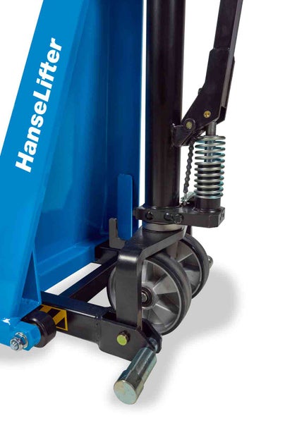 Nahaufnahme der Hydraulikpumpe, Lenkrollen und Deichselaufnahme eines HanseLifter Hubwagens. HanseLifter Logo.