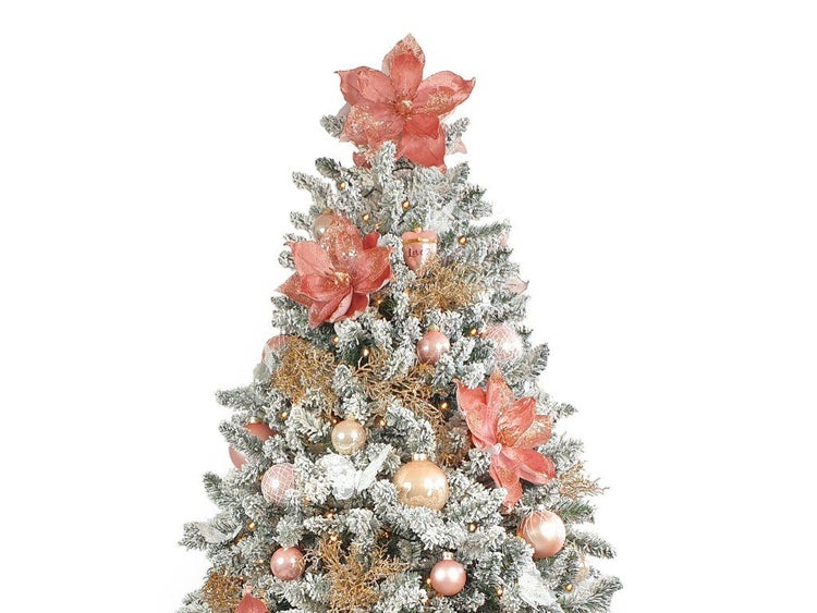 Künstlicher Weihnachtsbaum mit Schneeoptik, geschmückt mit Blumen und Weihnachtskugeln für eine weihnachtliche Dekoration.