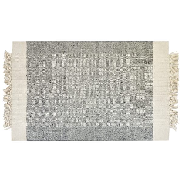 Rechteckiger Webteppich mit Fransen an den kurzen Seiten, melierte Textur in Grau und Natur.