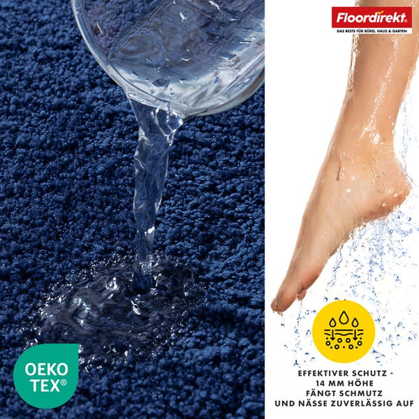 Wasser wird auf eine blaue Fußmatte gegossen, die mit dem OEKO-TEX Siegel gekennzeichnet ist und von Floordirekt ist. Ein Fuß wird ebenfalls mit Wasser bespritzt. Das Produkt ist 14 Millimeter hoch und fängt Schmutz und Nässe auf.