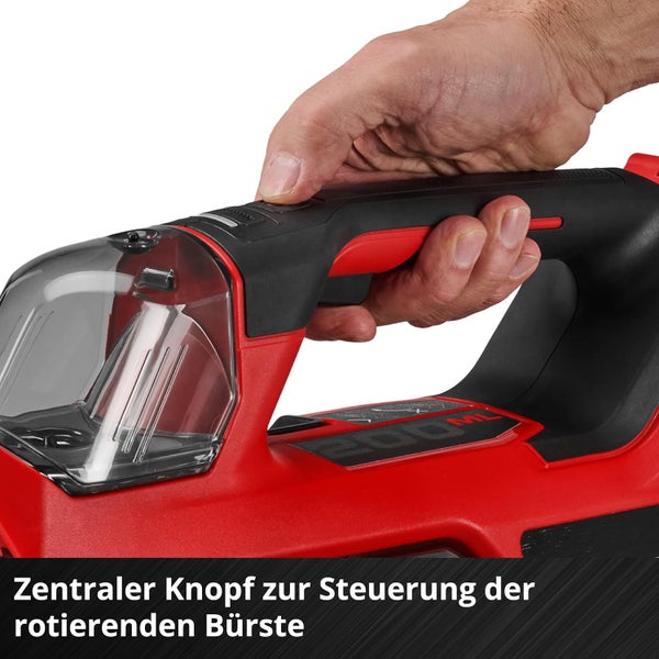 Hand eines Benutzers beim Bedienen des zentralen Knopfes an einem elektrischen Reinigungsgerät mit durchsichtigem Flüssigkeitsbehälter.