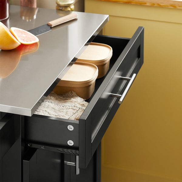 Küchenwagen mit offener Schublade zur Aufbewahrung von Utensilien und Behältern
