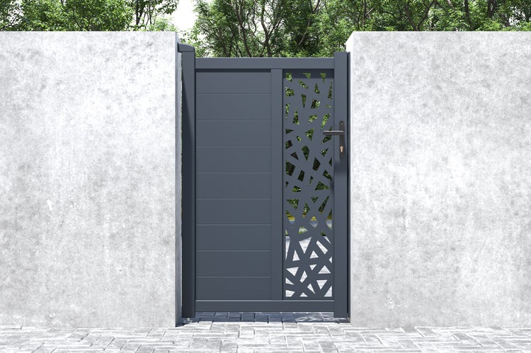 Modernes Gartentor aus Aluminium mit dekorativem geometrischem Muster, eingebaut zwischen zwei Wänden in Betonoptik.