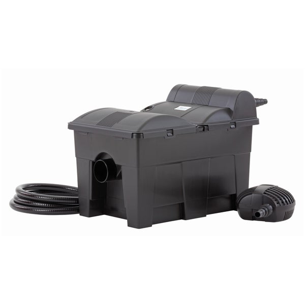 Oase Logo. Schwarzes Teichfilter-Set aus Kunststoff bestehend aus Filterbox, Pumpe und Spiralschlauch.