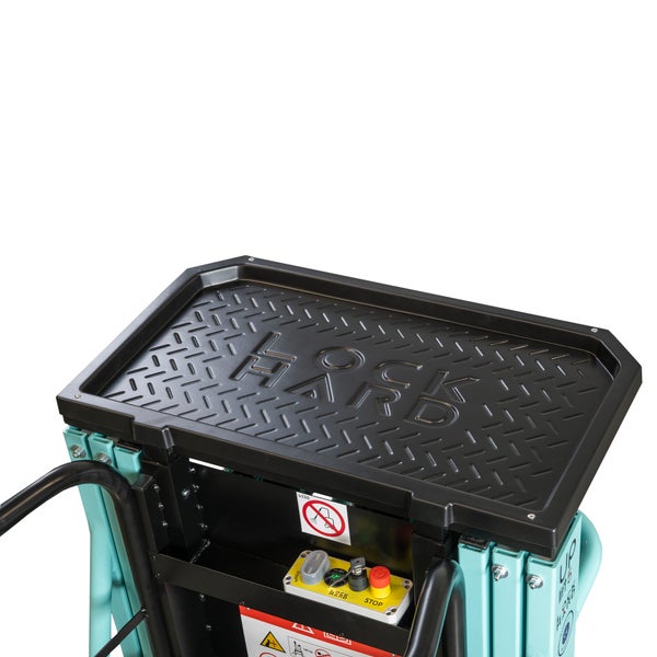 Türkise Arbeitsbühne mit schwarzer strukturierter Ablagefläche und Bedienpanel mit Not-Halt-Schalter.