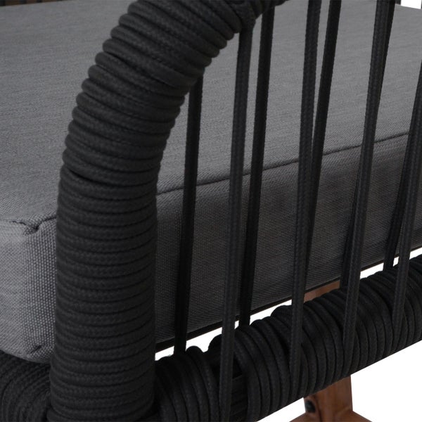 Detailansicht eines Stuhls mit Seilbespannung und Stoffkissen