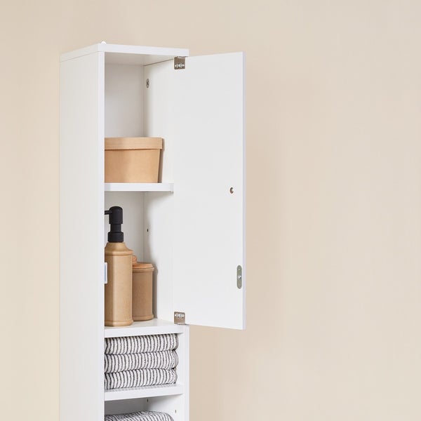 Weißer Badschrank mit offener Tür und mehreren Ablagen mit Badutensilien und Handtüchern