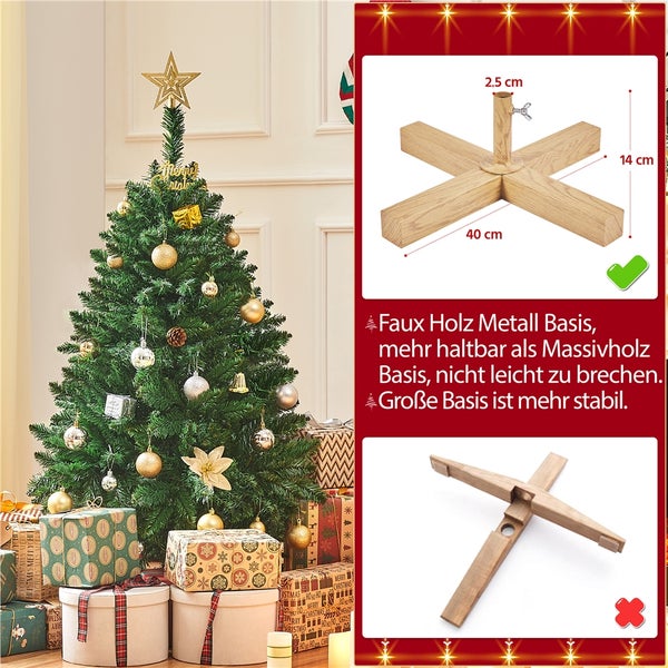 Familie mit geschmücktem Weihnachtsbaum und Geschenken im Wohnzimmer