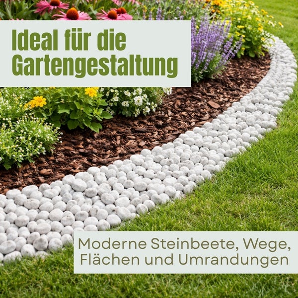 Gestalteter Garten mit Steinbeetbegrenzung, Rindenmulch und Blumenbepflanzung