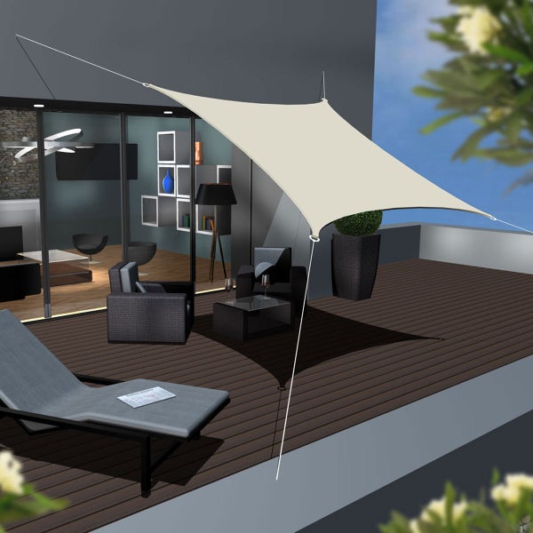 Geräumige moderne Dachterrasse mit viereckigem Sonnensegel, dunklen Holzdielen, Lounge-Möbeln aus Geflecht und einer Sonnenliege.