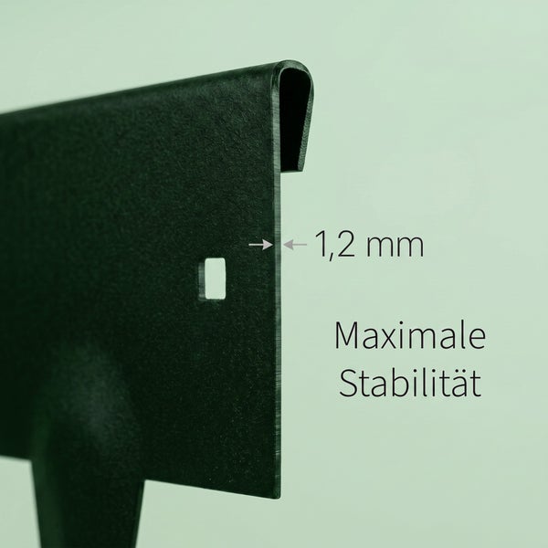 Detailansicht einer Beetkante aus Metall mit einer Materialstärke von 1,2 Millimetern für hohe Stabilität.