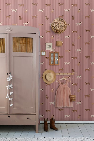 Kinderzimmer mit Tapete mit Dackelmotiven, Kleiderschrank und Dekoration