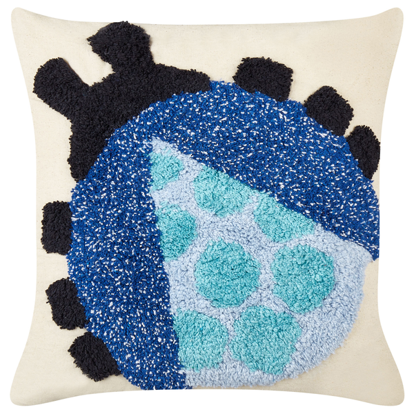 Quadratisches Dekokissen aus Baumwolle mit blauem Käfer-Motiv in strukturierter Tufting-Optik.