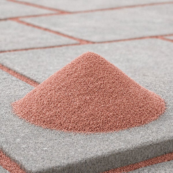 Haufen aus Pflasterfugenmörtel zur Verfugung von Terrassenplatten und Pflastersteinen.