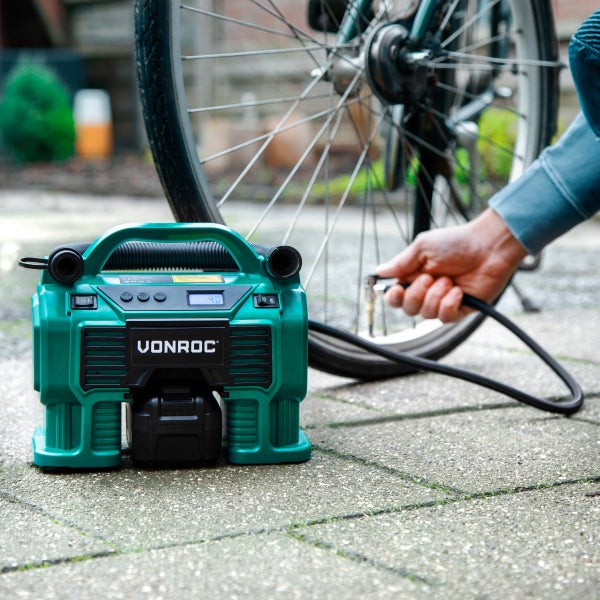 VONROC Akku-Kompressor VPower - 20V Akku und 12V Zigarettenanzünder-Stecker - Max. Arbeitsdruck 11 bar - Inkl. 8-teiligem Zubehör - Inkl. 1x 4.0Ah Akku und Ladegerät