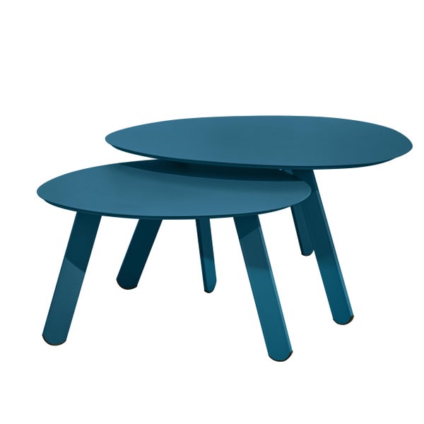 Satztisch-Set aus Metall, 2-teilig, blau, mit runden Tischplatten und ausgestellten Beinen.
