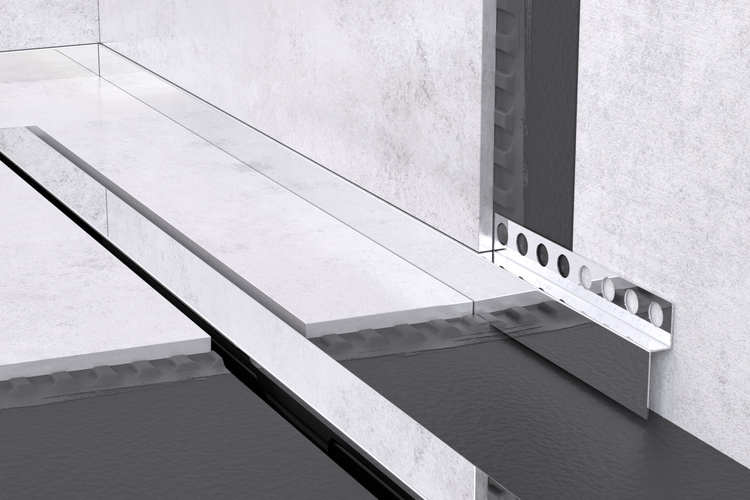 Einbausituation eines Duschrinne-Profils aus Edelstahl zwischen Bodenfliesen und Wandfliesen mit Abdichtung.