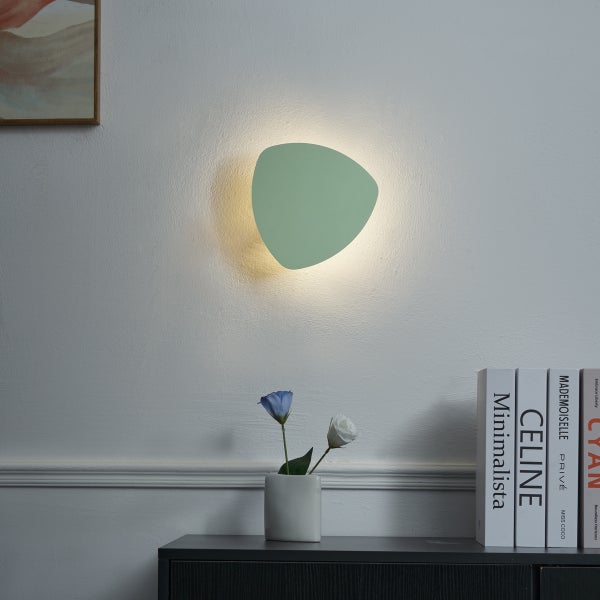 Wandleuchte in Dreiecksform an einer Wand montiert