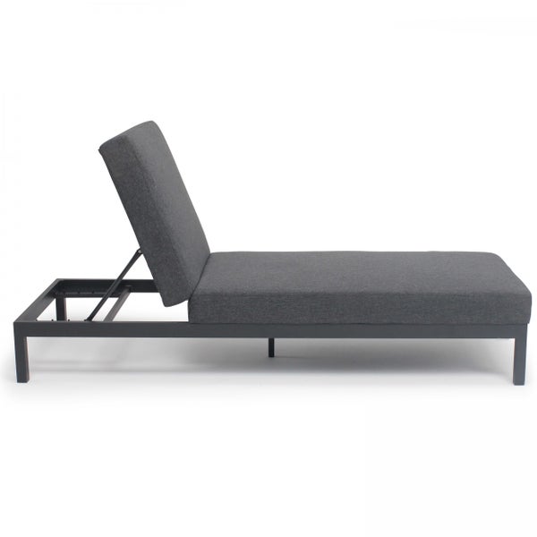 Moderne Gartenliege mit dunkelgrauer Polsterung und verstellbarer Rückenlehne auf einem Metallrahmen.