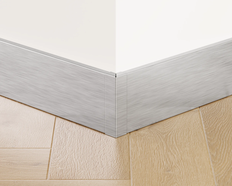 Ecke mit Sockelleisten und Holzboden