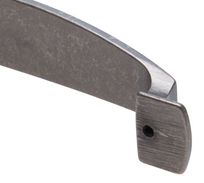 Detailansicht eines metallischen Möbelgriffs aus gebürstetem Metall mit Schraubloch für die Montage