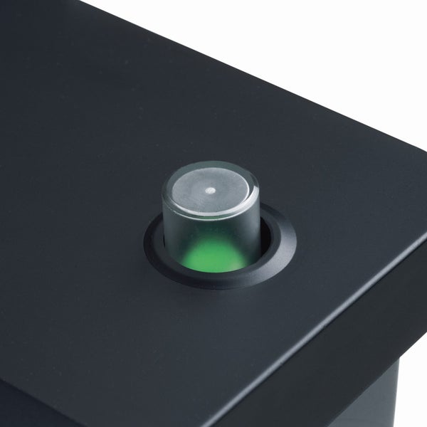 Batterie-Ladezustandsanzeige mit grünem Punkt auf einer schwarzen Autobatterie