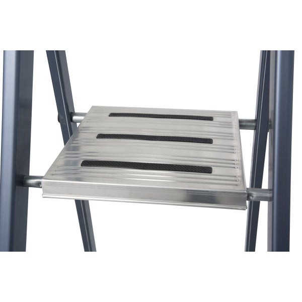 Detailansicht einer Trittstufe einer Leiter mit Antirutschstreifen