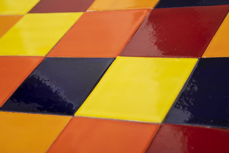 Nahaufnahme von Keramikfliesen mit Rautenmuster