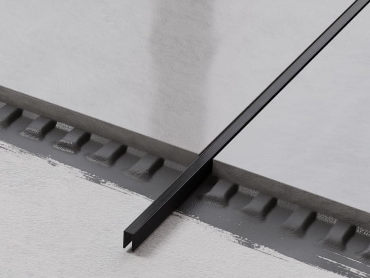 Detailaufnahme eines Duschbodenelements mit Rinne und zugehörigem Profil