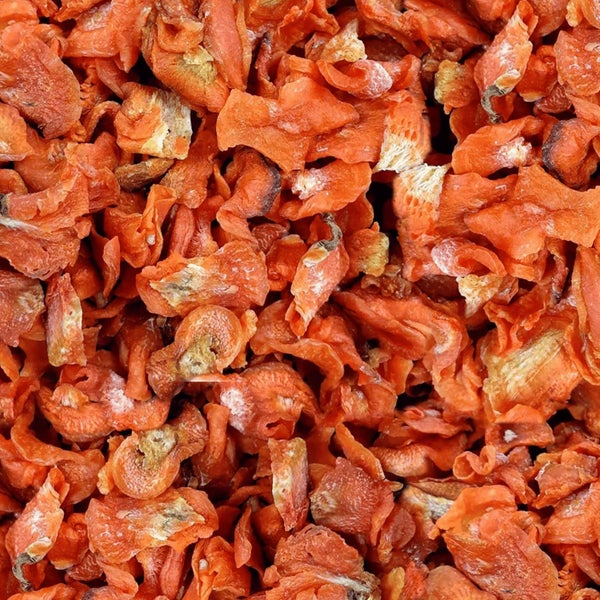 Nahaufnahme von getrockneten Karottenstücken.