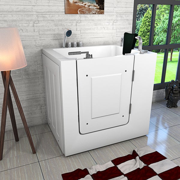 Begehbare Badewanne mit Tür, Armaturen und Duschkopf in einem Badezimmer