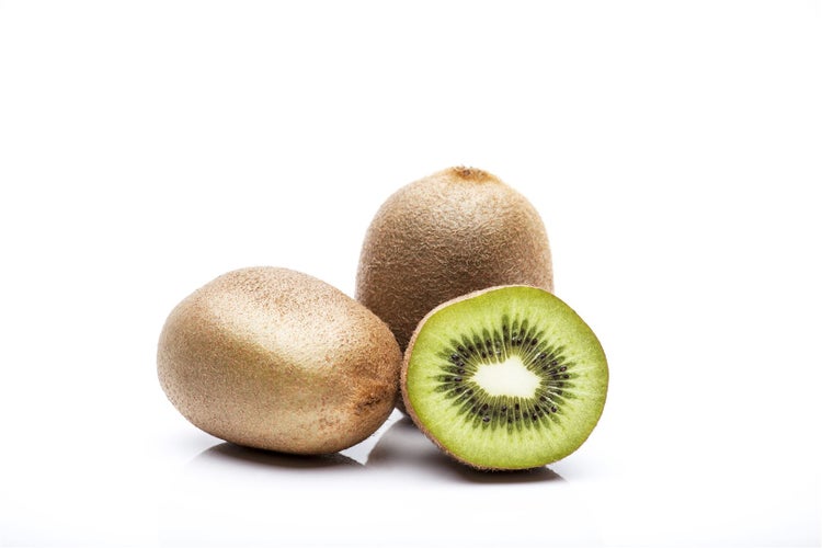 Zwei ganze Kiwis und eine aufgeschnittene Kiwi als Frucht für den Garten oder die Küche
