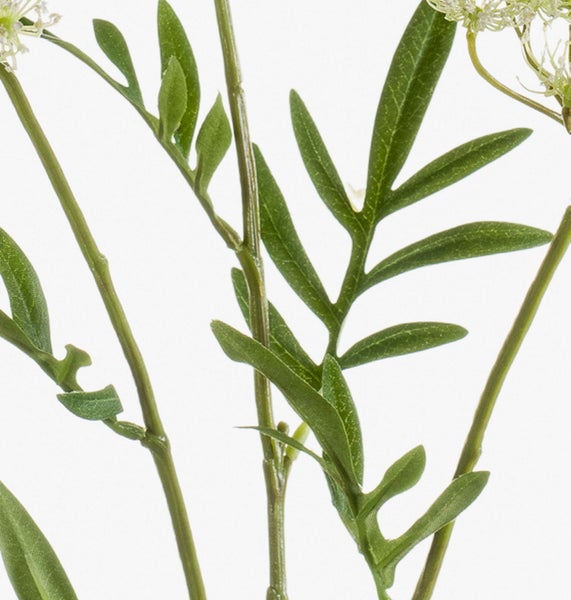 Detailaufnahme eines künstlichen Olivenbaums mit grünen Blättern und Olivenfrüchten.