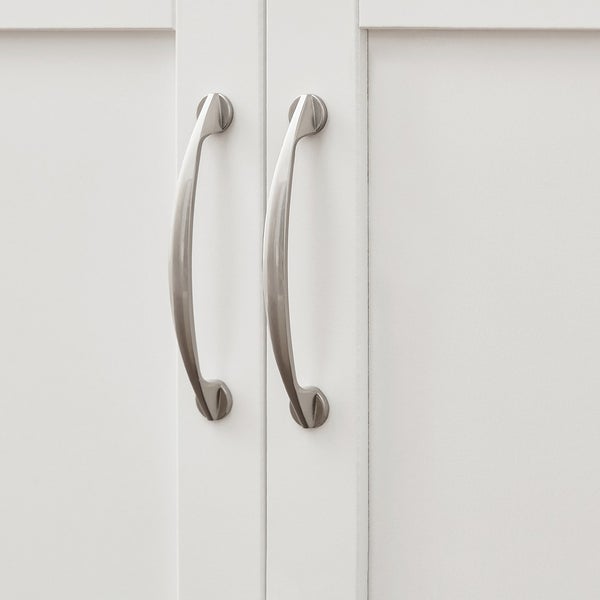 Detailansicht von weißen Schranktüren mit silberfarbenen Griffen