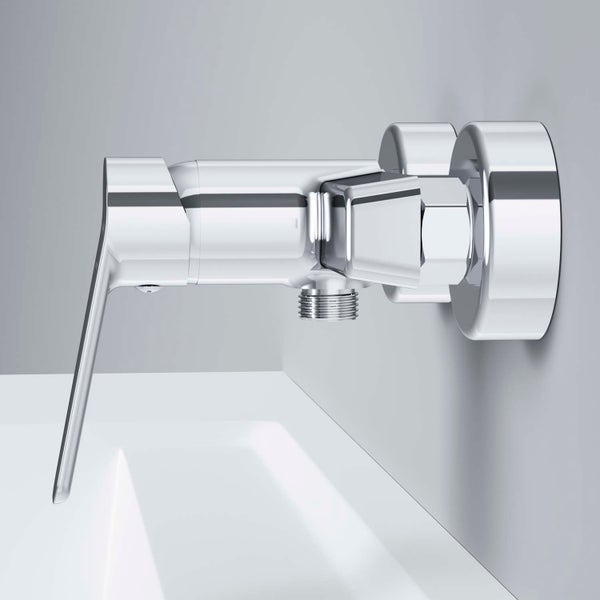 Wand-Hänge-Toilette aus Keramik mit offenem Deckel und Sitz.