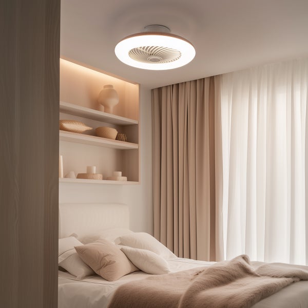 Moderner Deckenventilator mit integriertem LED-Ringlicht in einem hellen Schlafzimmer mit Wandregalen und Vorhängen.