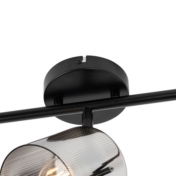 Detailansicht einer Deckenleuchte mit transparentem Lampenschirm und schwarzer Halterung