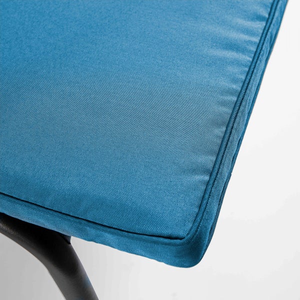 Nahaufnahme eines blauen Sitzkissens aus Textilgewebe für Gartenstühle mit sichtbarer Kantennaht.