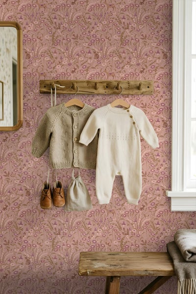 Kindertapete mit Blumen und Tieren in einem hellen Kinderzimmer mit Holzregal, Spielzeug und einer Garderobe aus Holz mit Jacken.