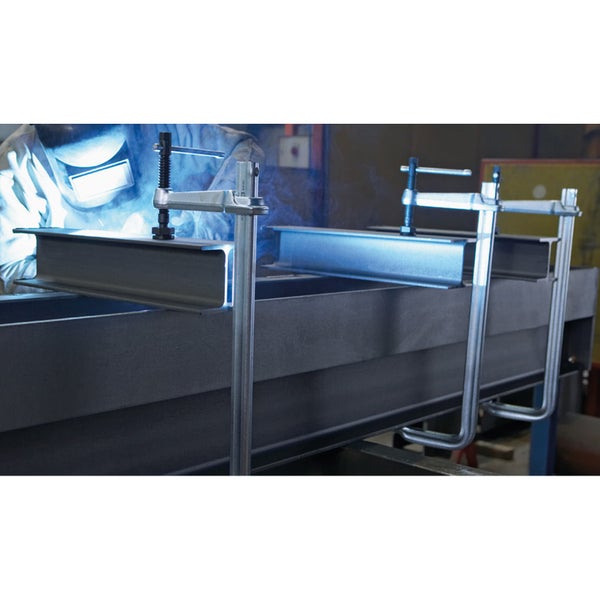 Schweißer bei der Arbeit mit U-Profilen, fixiert mit Schraubzwingen